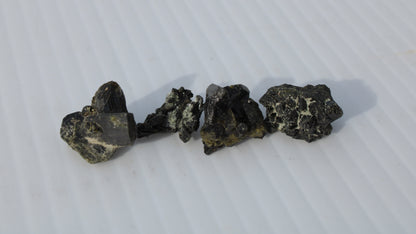 Epidote 4 clusters 50ct 10g Rocks and Things