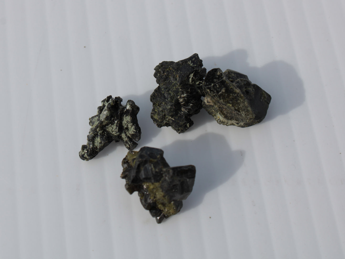 Epidote 4 clusters 50ct 10g Rocks and Things