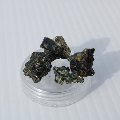 Epidote 4 clusters 50ct 10g Rocks and Things