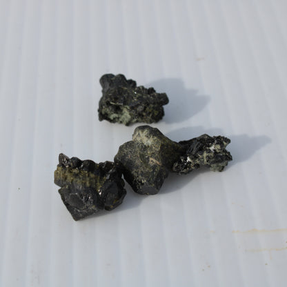 Epidote 4 clusters 50ct 10g Rocks and Things