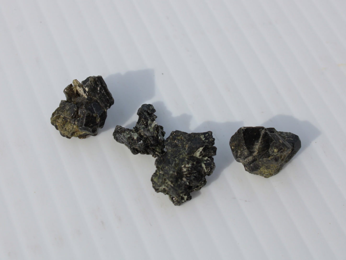 Epidote 4 clusters 50ct 10g Rocks and Things