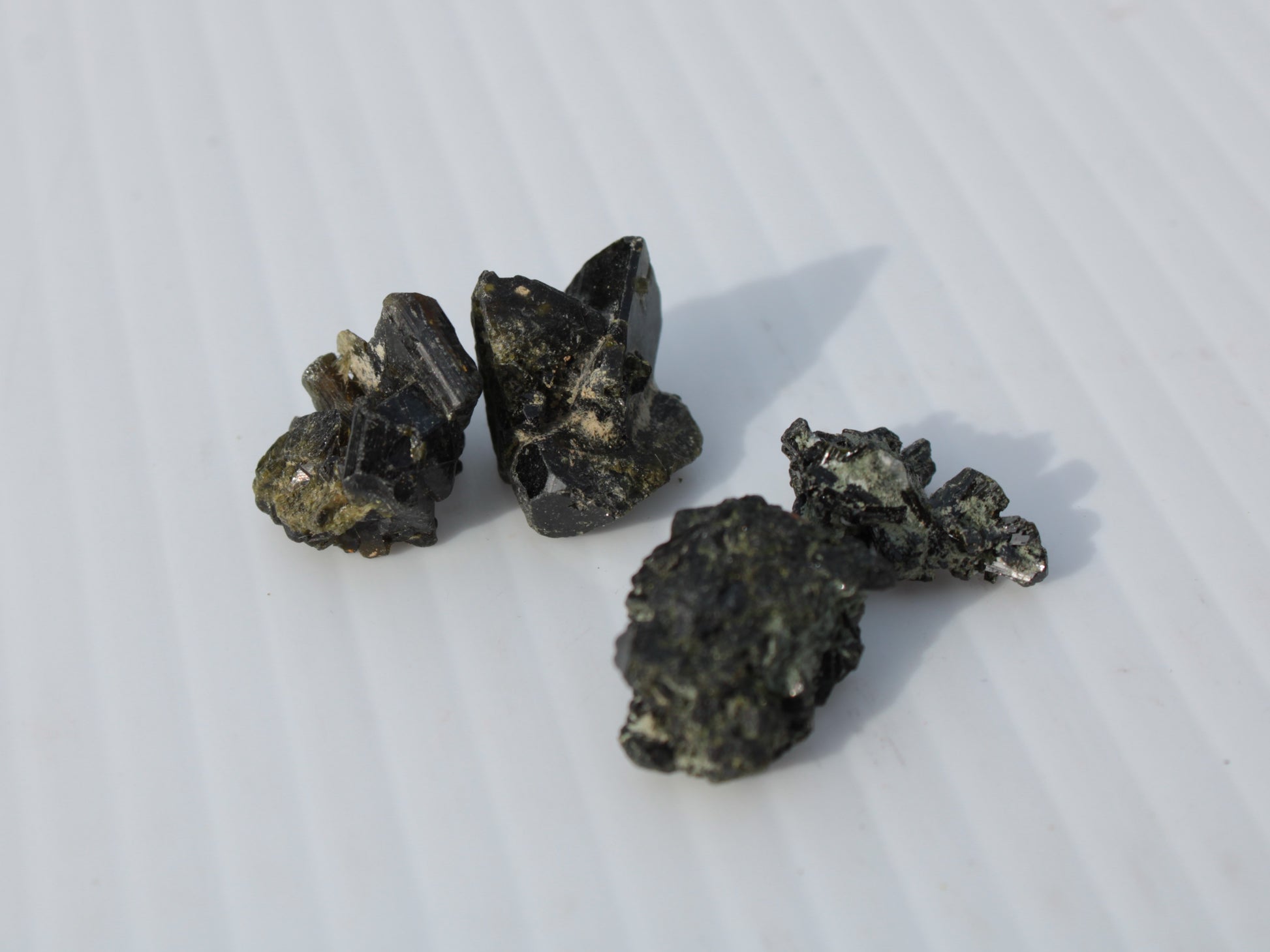 Epidote 4 clusters 50ct 10g Rocks and Things