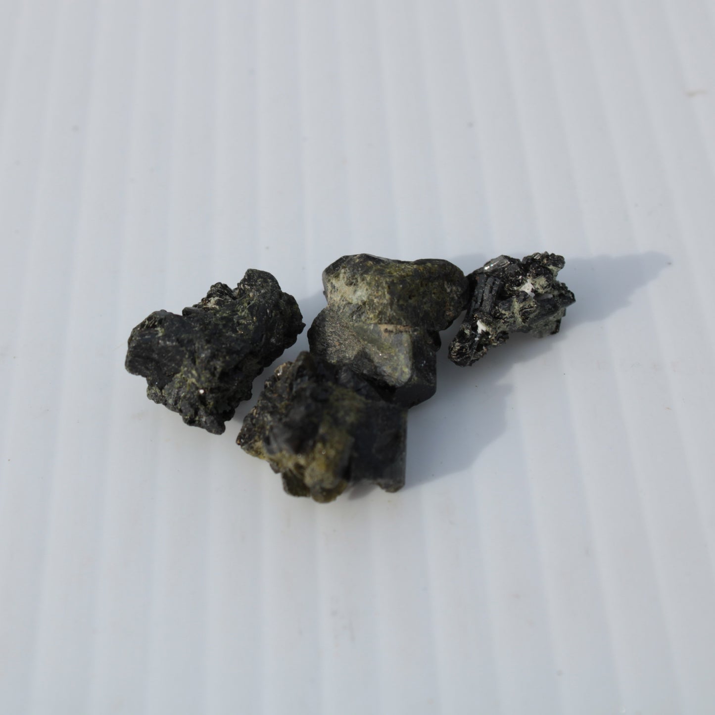 Epidote 4 clusters 50ct 10g Rocks and Things