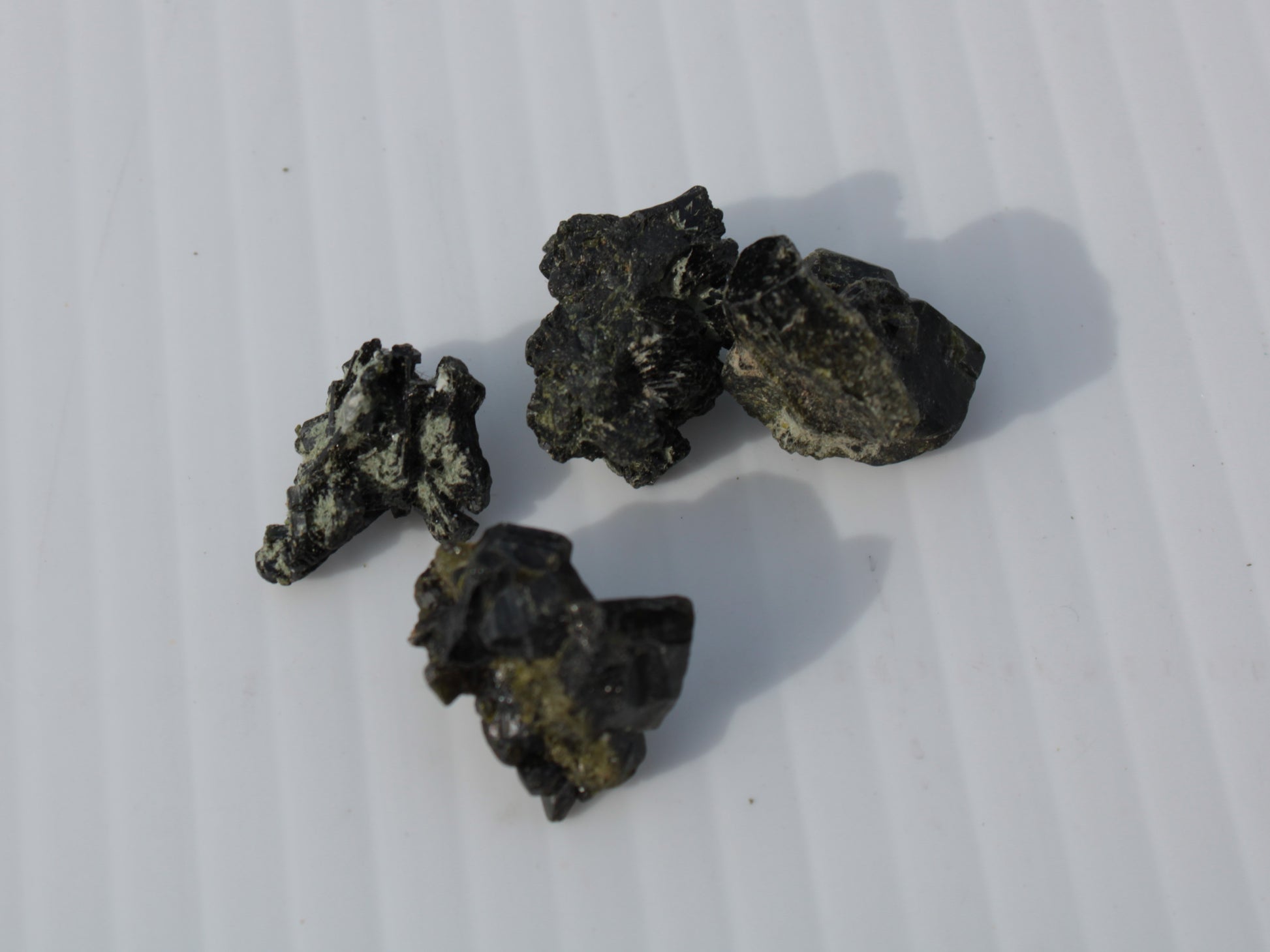 Epidote 4 clusters 50ct 10g Rocks and Things