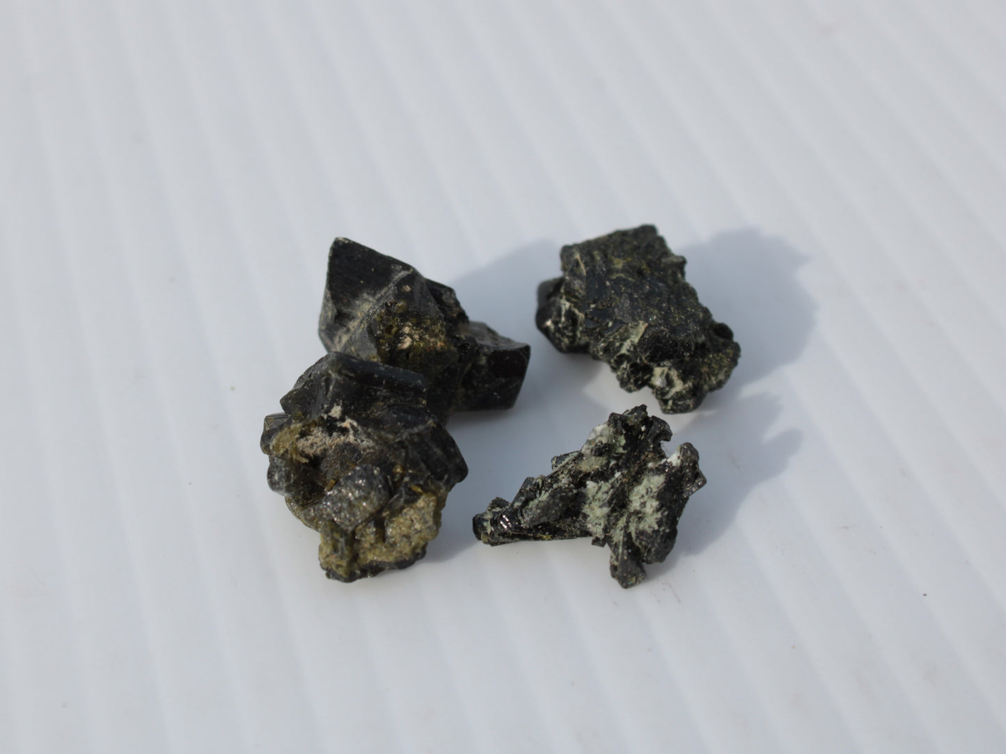 Epidote 4 clusters 50ct 10g Rocks and Things