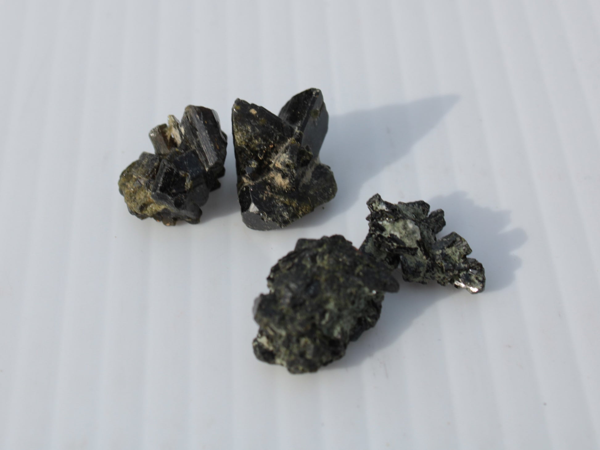 Epidote 4 clusters 50ct 10g Rocks and Things