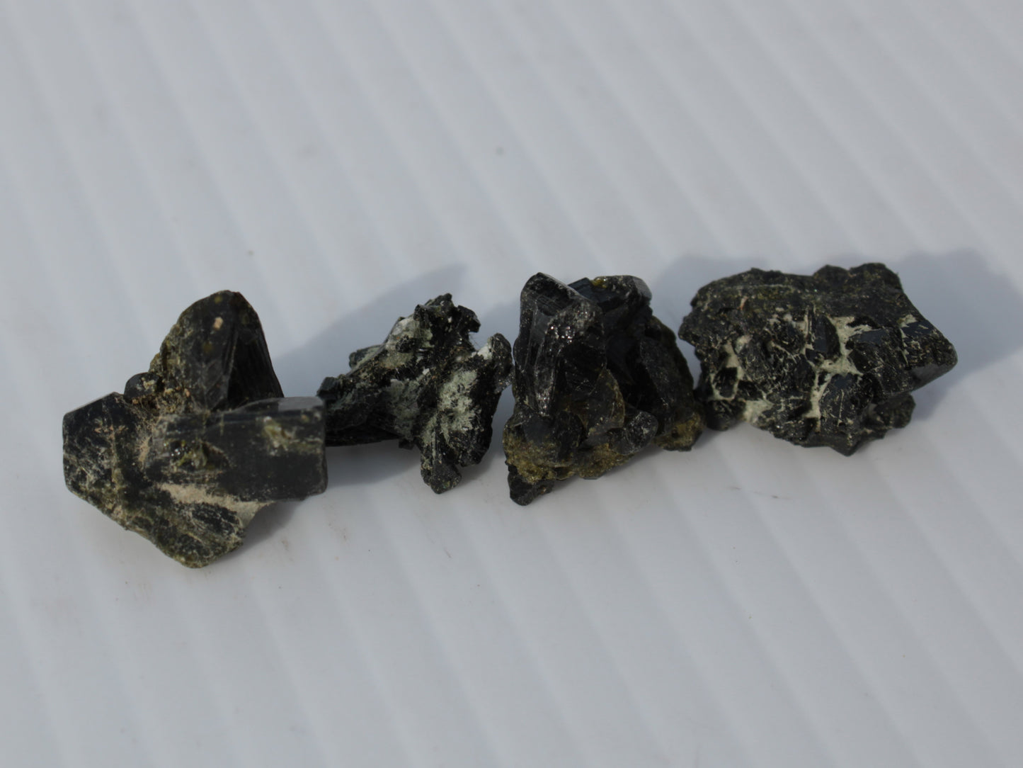 Epidote 4 clusters 50ct 10g Rocks and Things