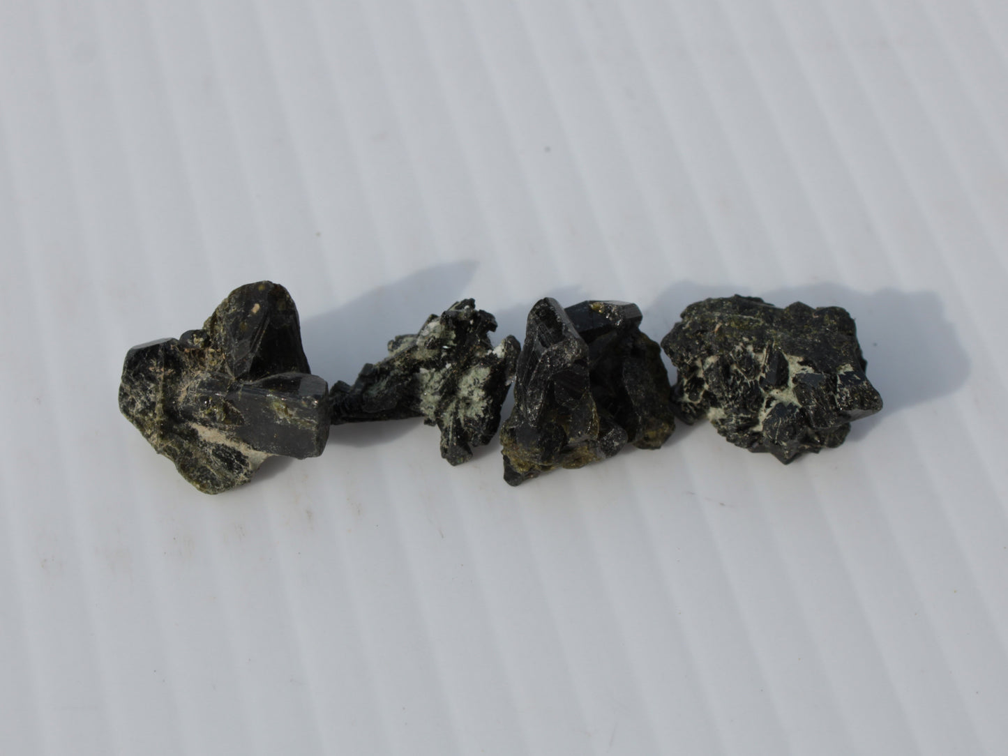 Epidote 4 clusters 50ct 10g Rocks and Things