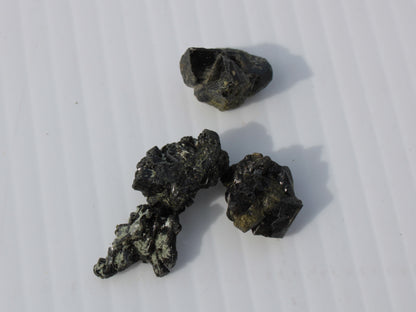 Epidote 4 clusters 50ct 10g Rocks and Things