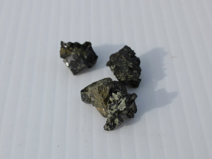 Epidote 4 clusters 50ct 10g Rocks and Things