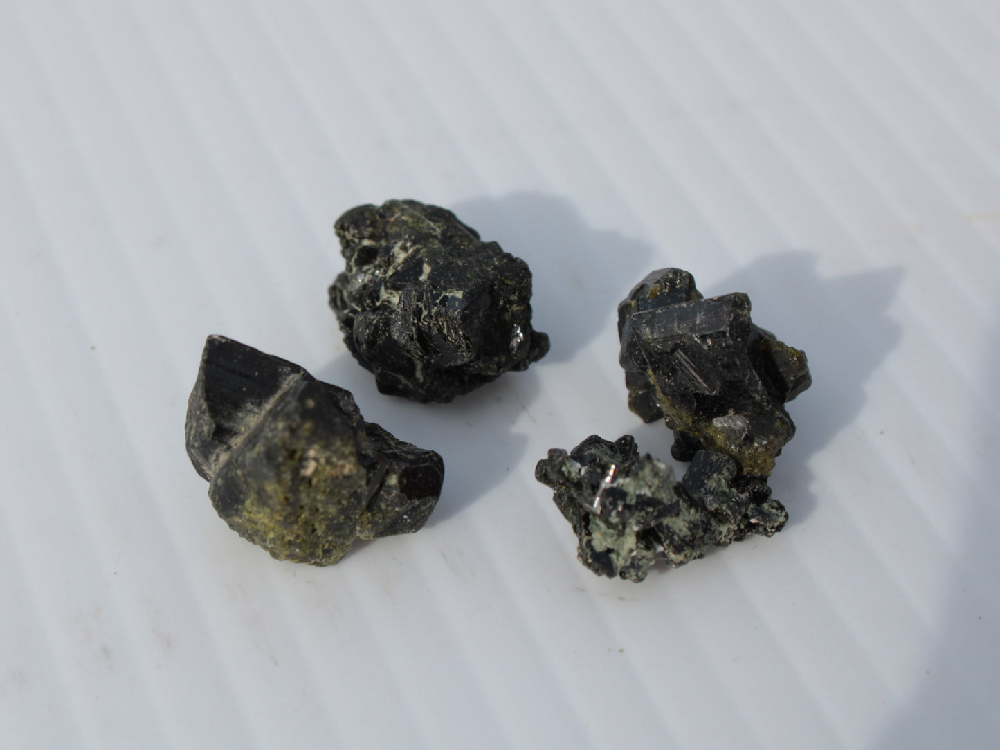 Epidote 4 clusters 50ct 10g Rocks and Things