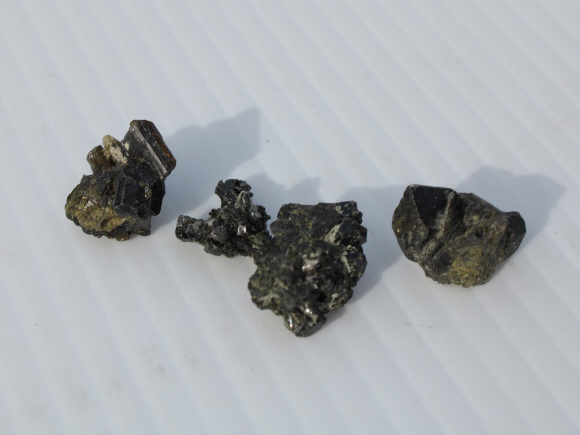 Epidote 4 clusters 50ct 10g Rocks and Things