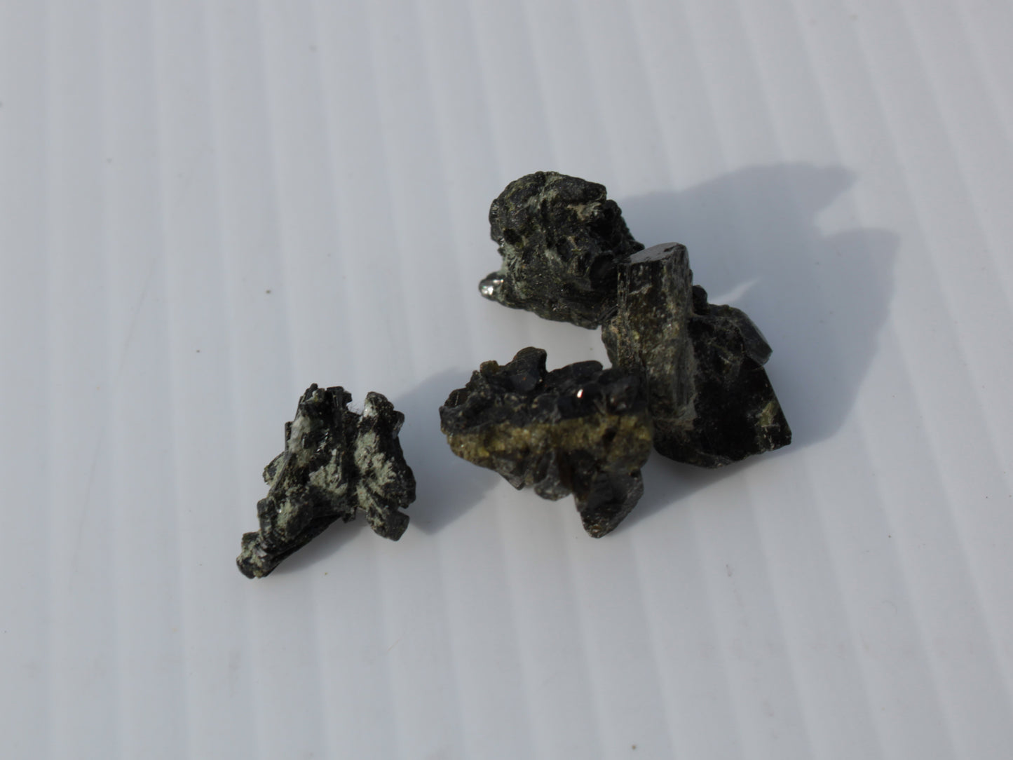 Epidote 4 clusters 50ct 10g Rocks and Things