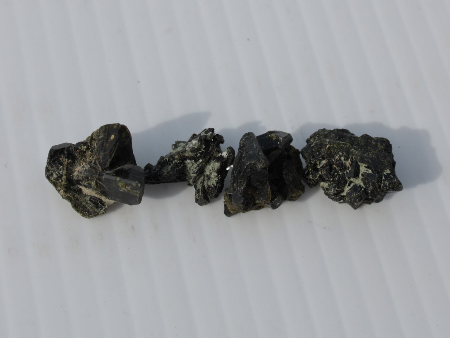 Epidote 4 clusters 50ct 10g Rocks and Things