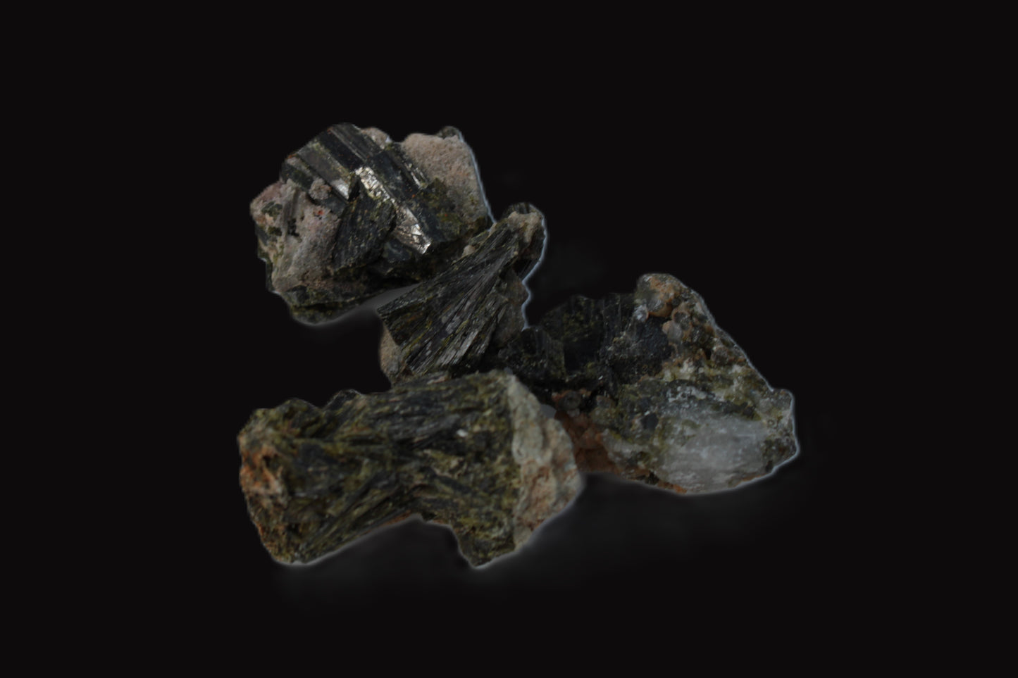 Epidote 4 clusters 75ct 15g Rocks and Things