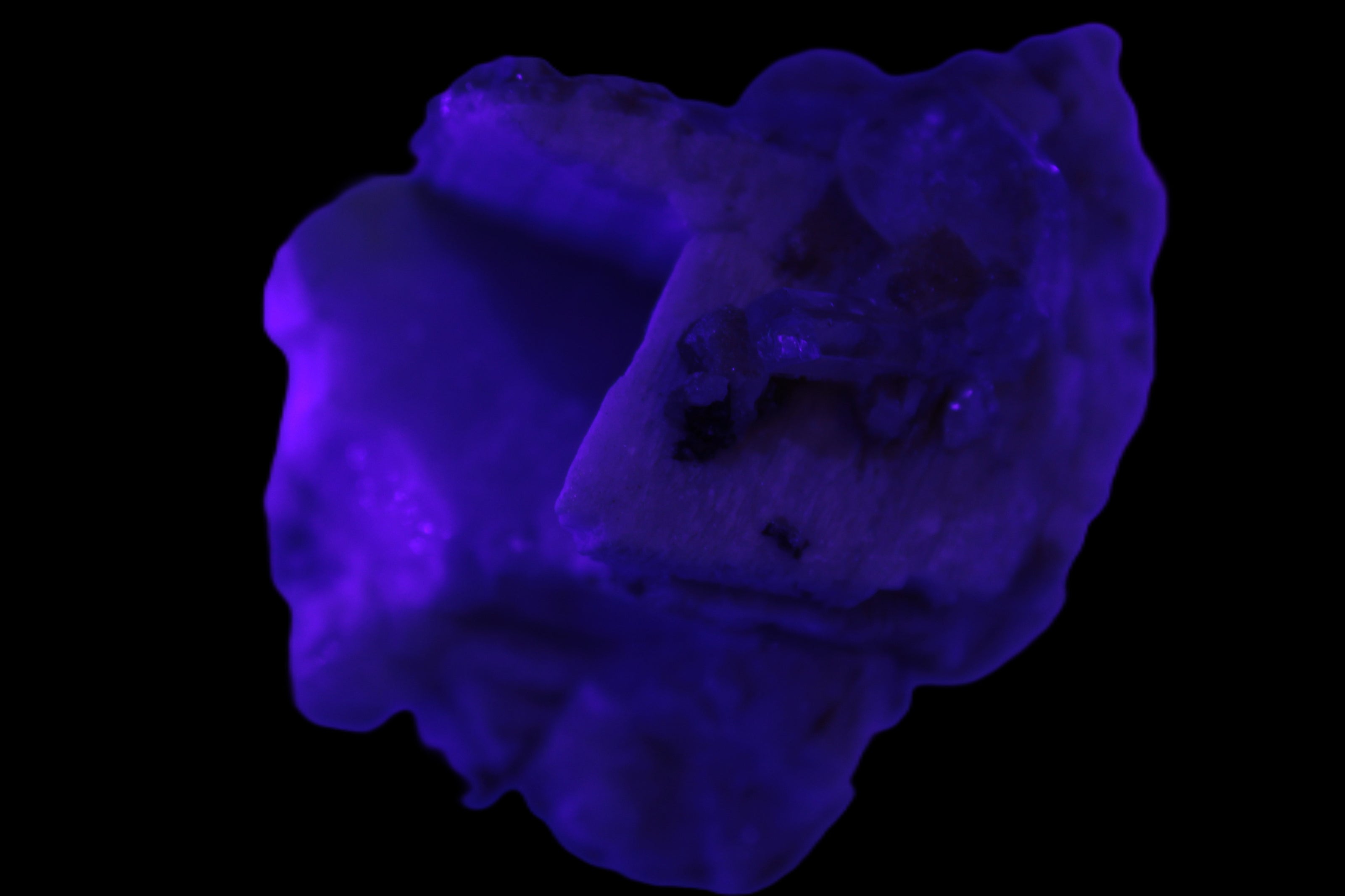 Amphitheatre Feldspar matrix with Mica and Clear Aquamarine and Quartz crystals 65g in UV light
