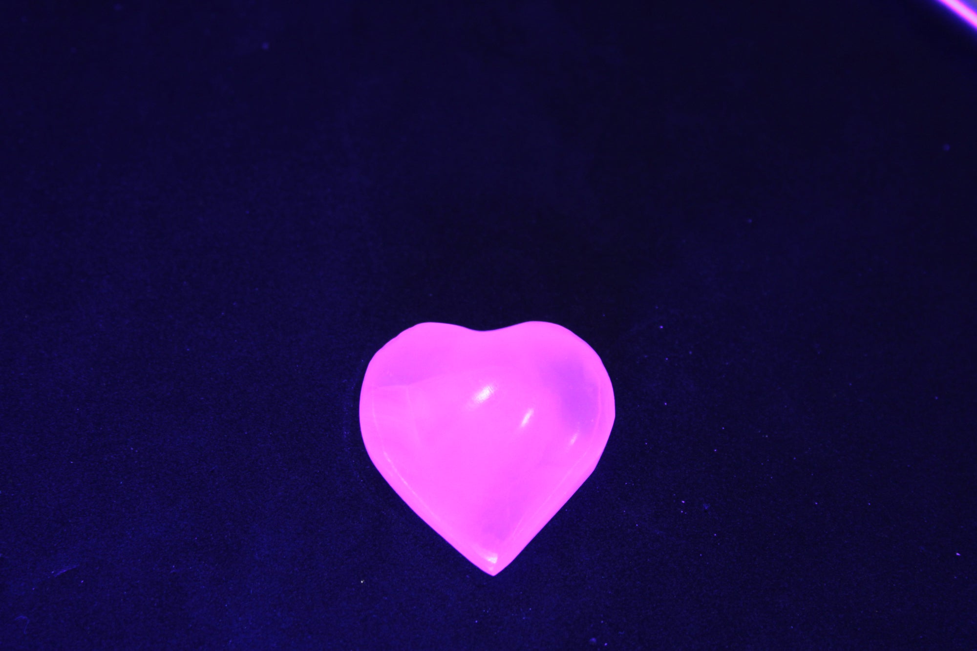 Mangano Calcite hand-carved heart 28/32mm 16g Rocks and Things