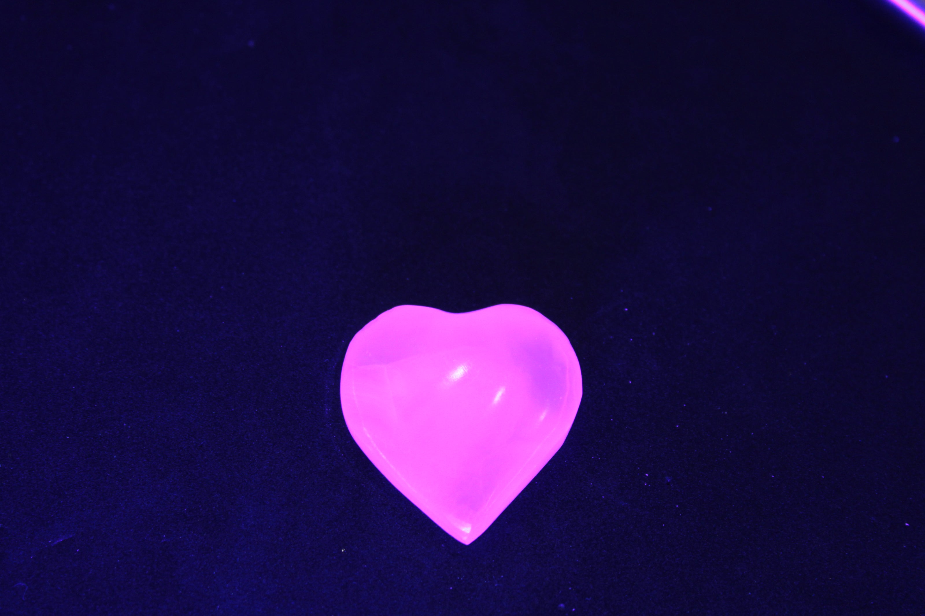 Mangano Calcite hand-carved heart 28/32mm 16g Rocks and Things