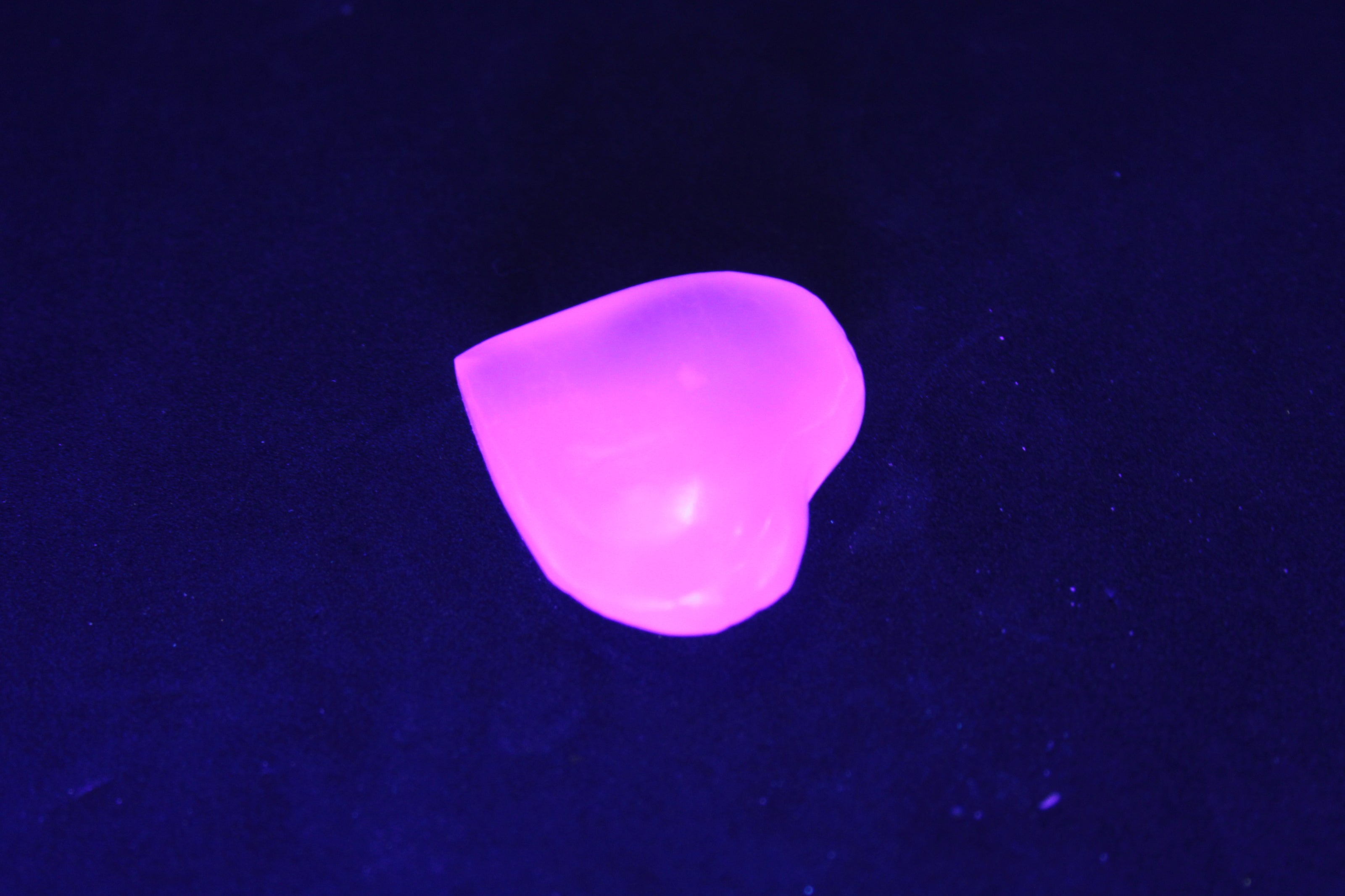 Mangano Calcite hand-carved heart 28/32mm 16g Rocks and Things