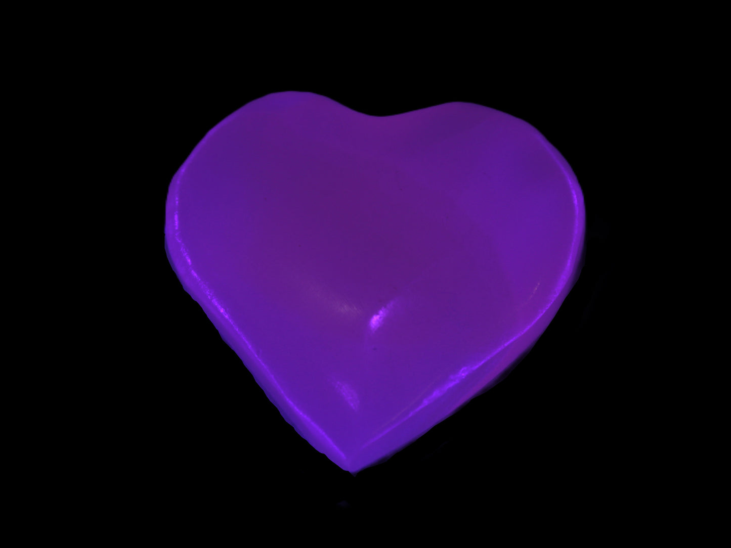 Mangano Calcite UV-reactive heart 38mm 25-30g in UV light