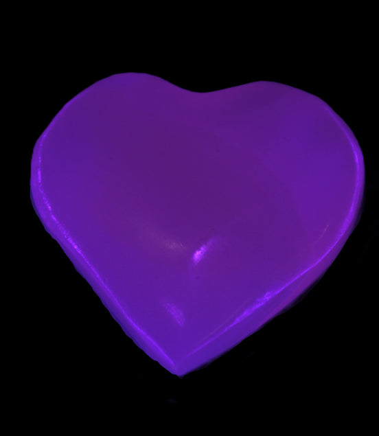 Mangano Calcite UV-reactive heart 38mm 25-30g in UV light - Rocks and Things Store