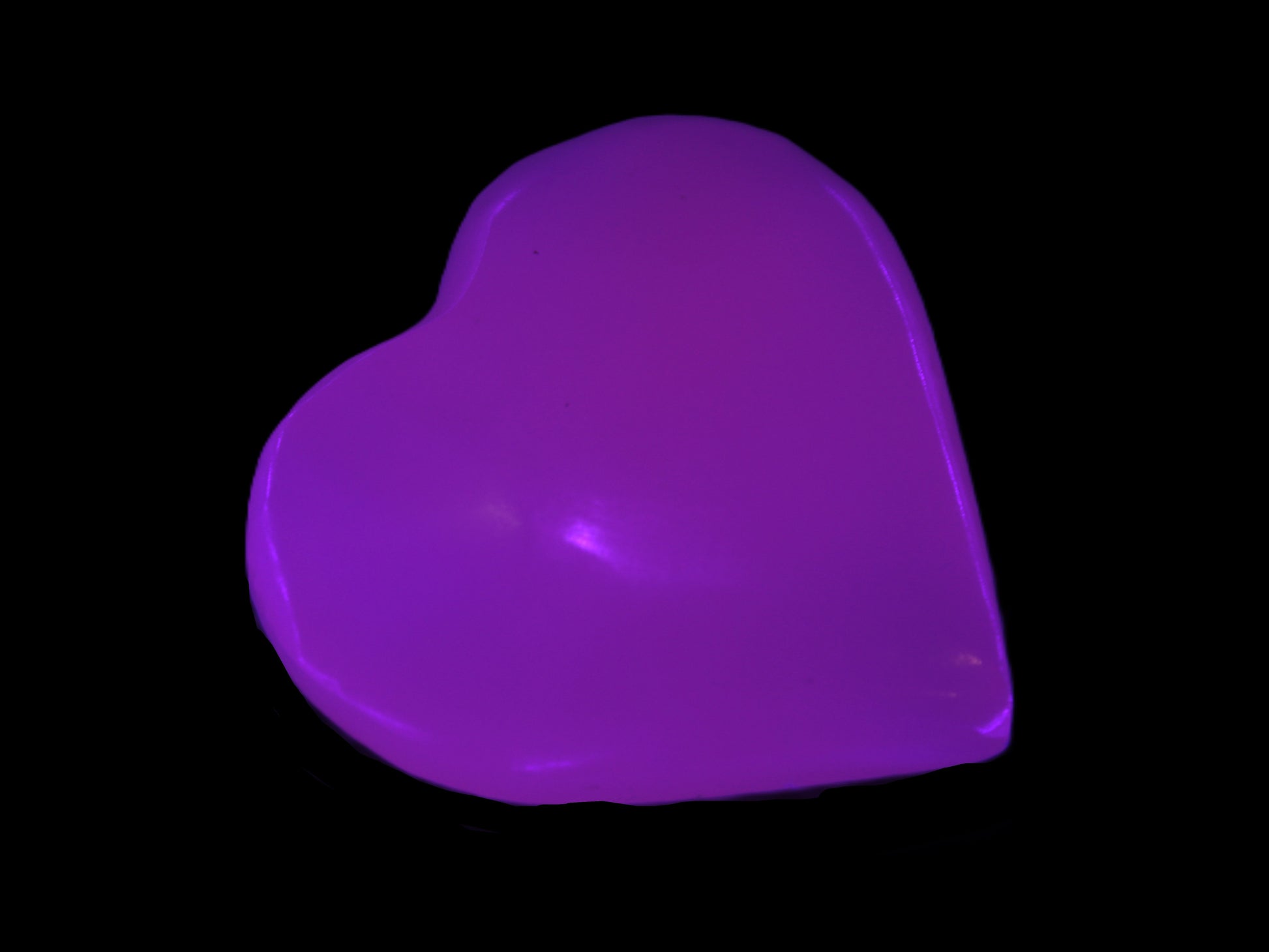 Mangano Calcite UV-reactive heart 38mm 25-30g in UV light