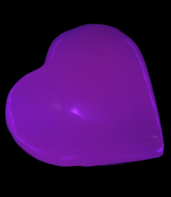 Mangano Calcite UV-reactive heart 38mm 25-30g in UV light - Rocks and Things Store