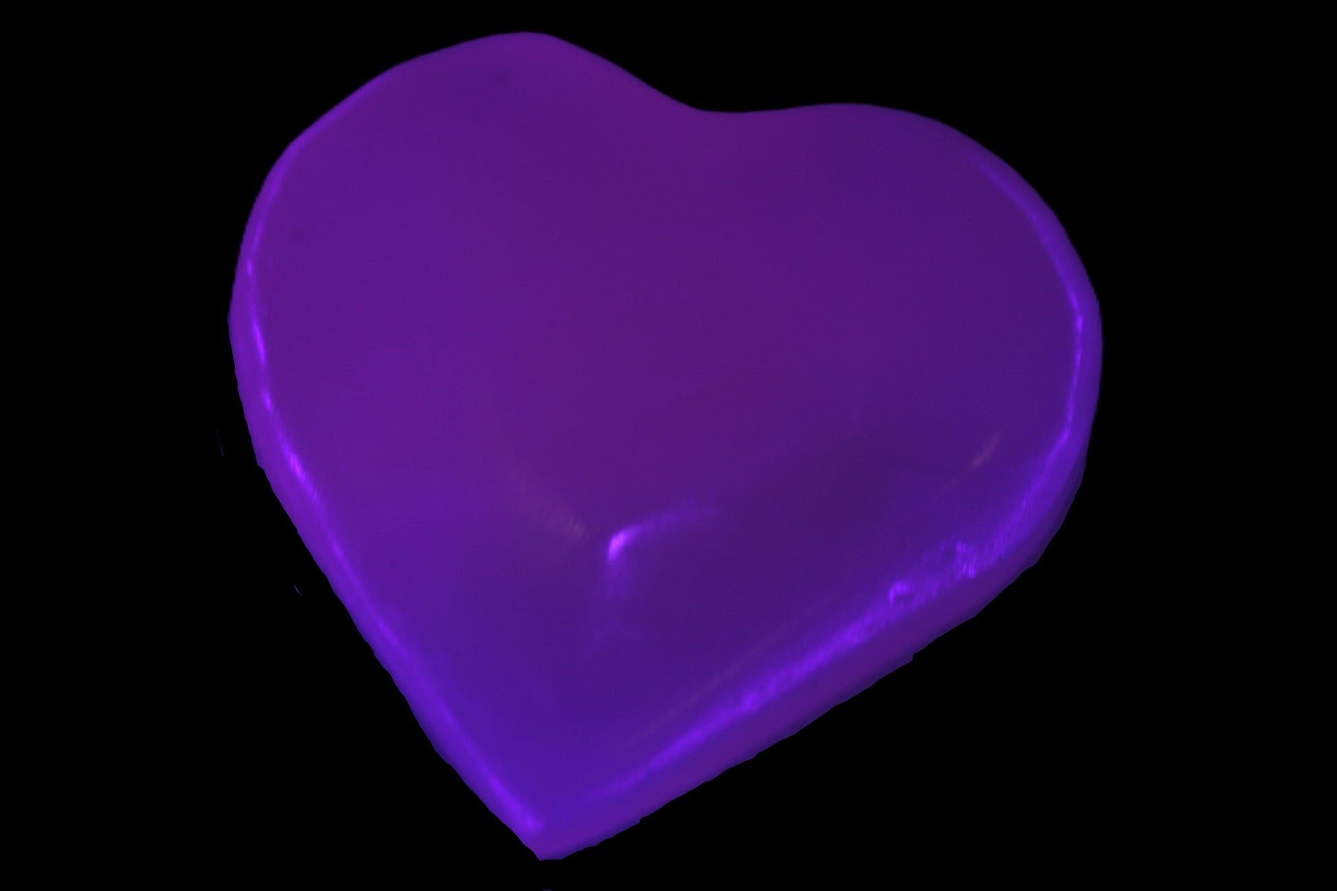 Mangano Calcite UV-reactive heart 38mm 25-30g in UV light