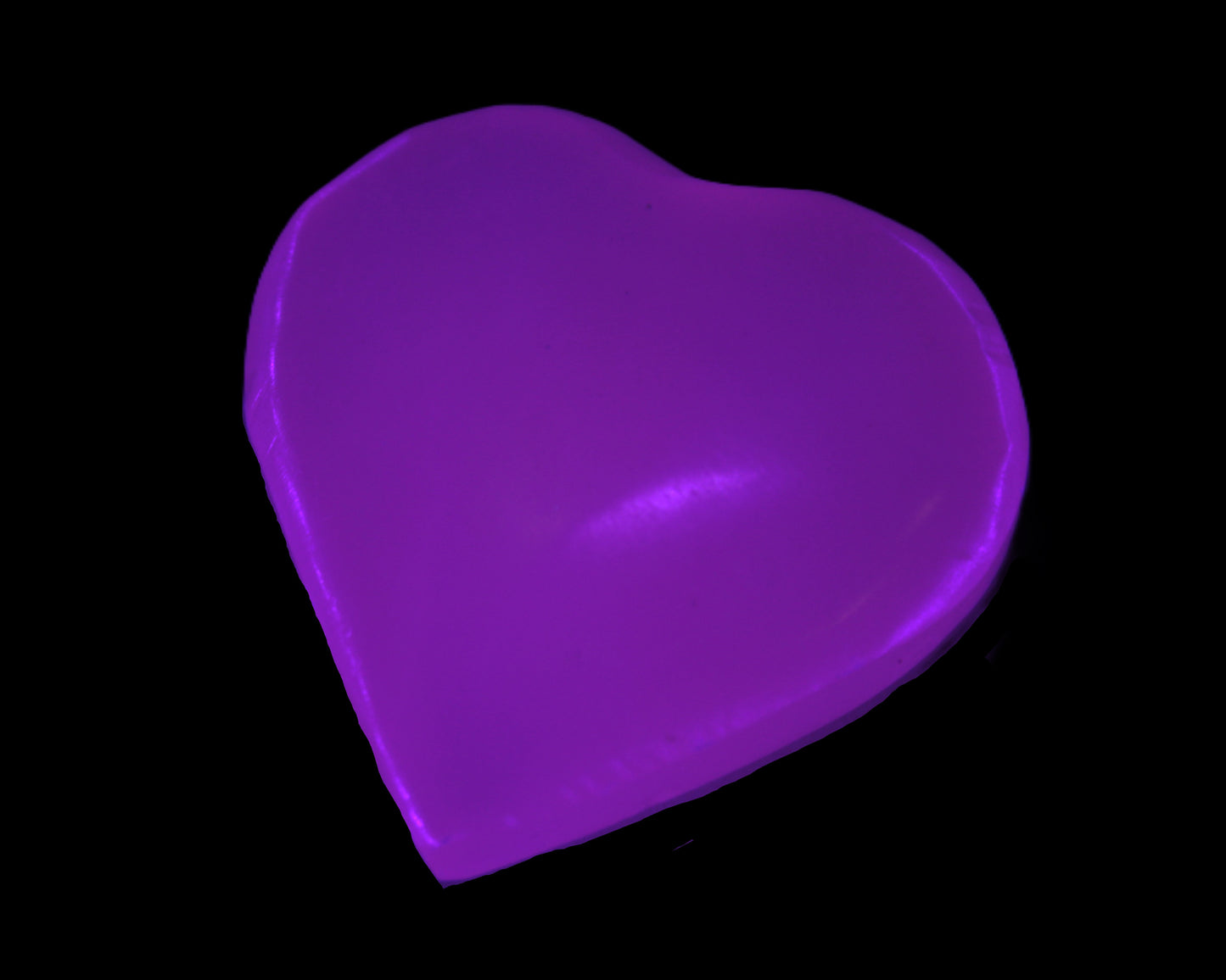 Mangano Calcite UV-reactive heart 38mm 25-30g in UV light