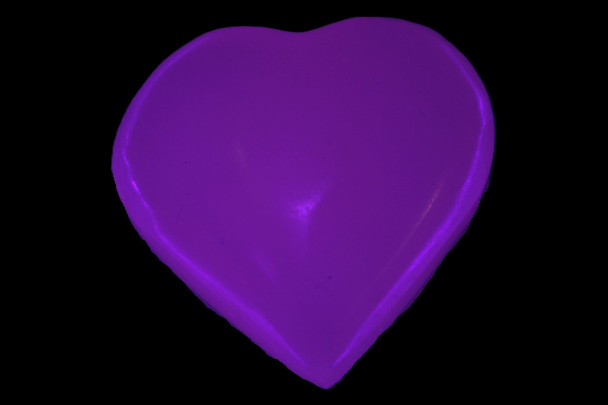 Mangano Calcite UV-reactive heart 38mm 25-30g in UV light