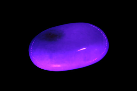 White Jade palm stone from Pakistan 62-72mm 63-86.7g in UV light