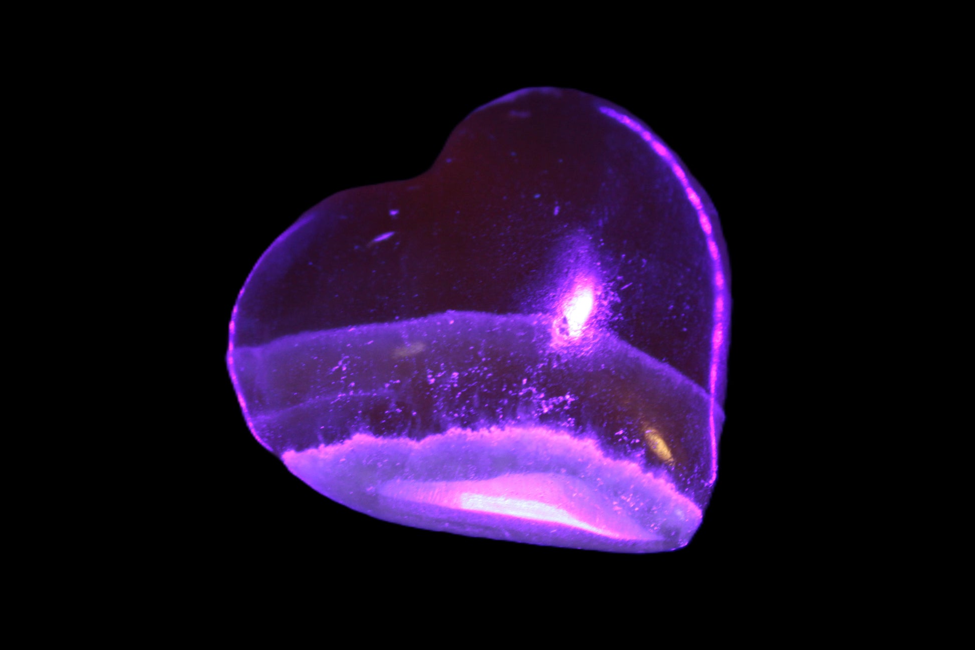 Honey Calcite heart 51-54mm  68-78g in UV light