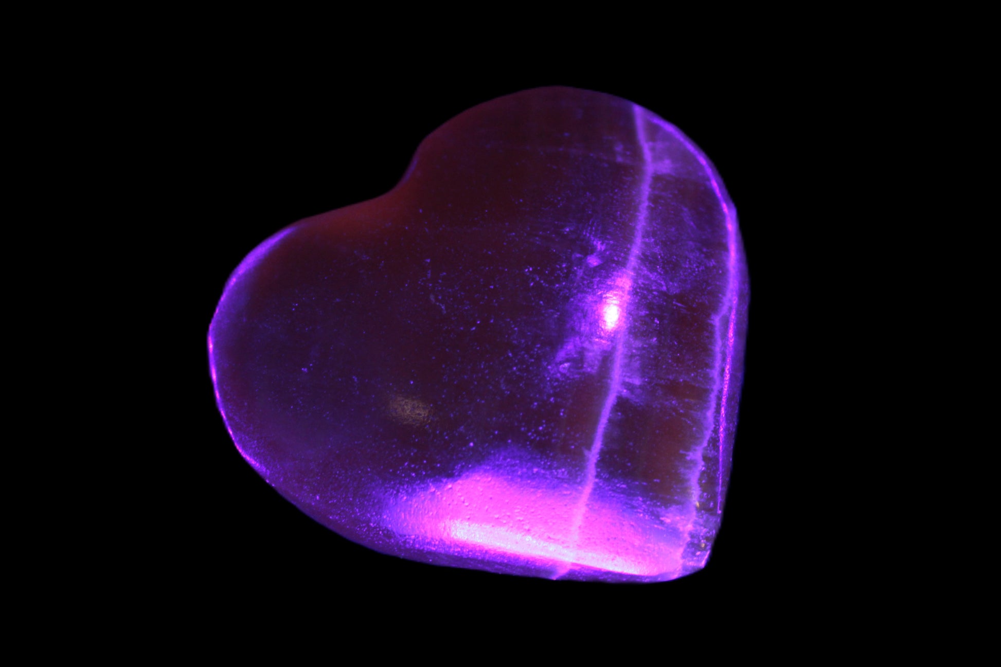 Honey Calcite heart 51-54mm  68-78g in UV light