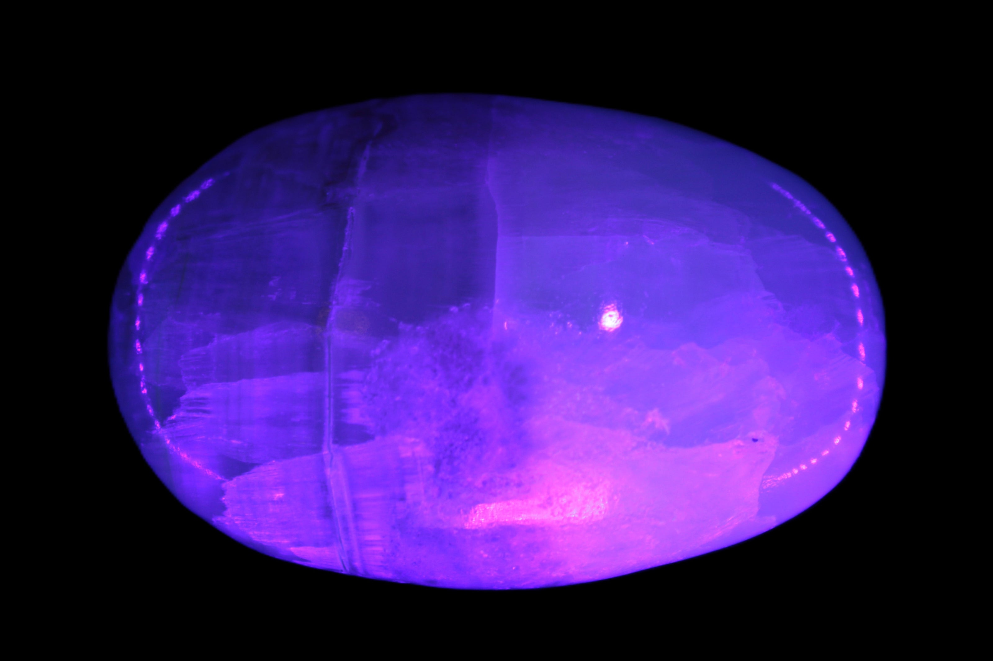 Pistachio Calcite palmstone 121-168g in  UV light