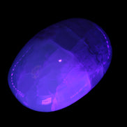 Pistachio Calcite palmstone 121-168g in  UV light