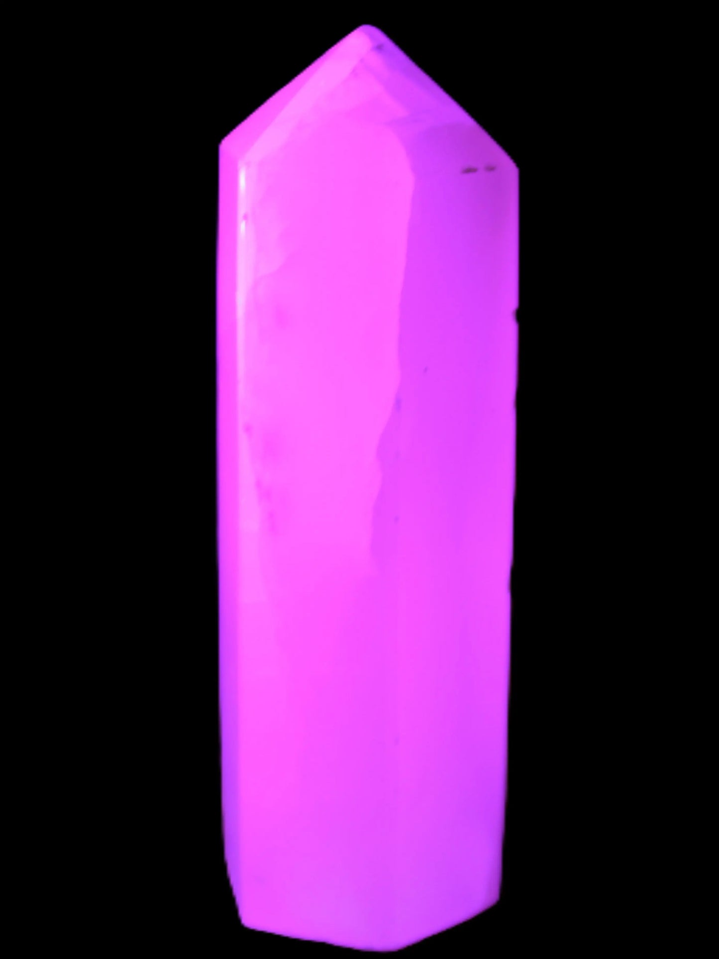 Mangano Calcite UV-reactive obelisk 92mm 157g Rocks and Things