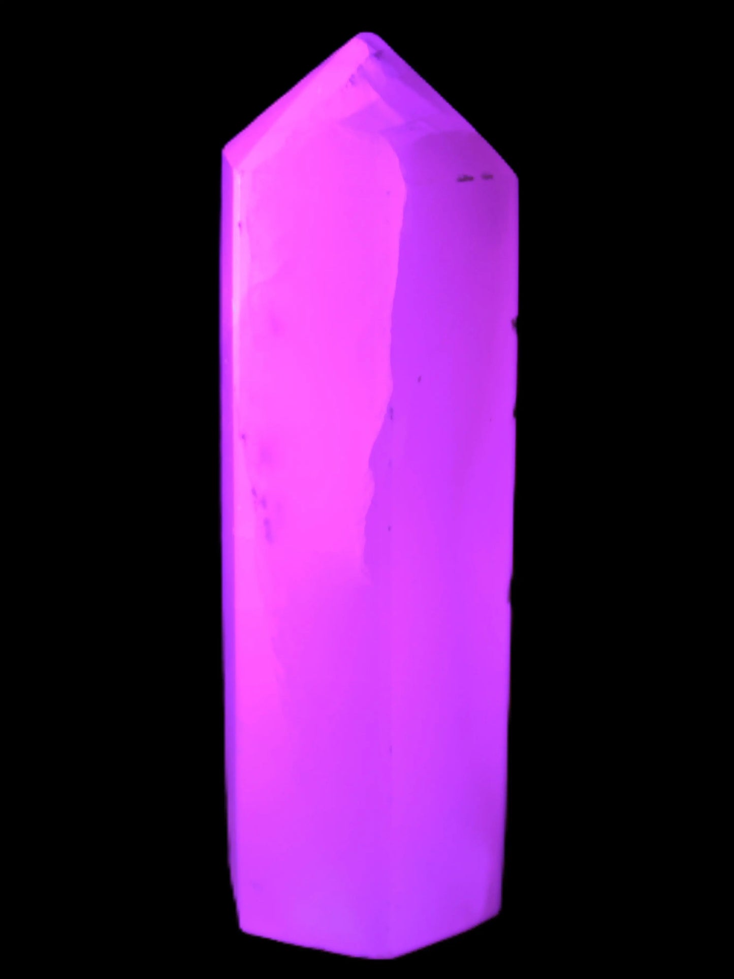 Mangano Calcite UV-reactive obelisk 92mm 157g Rocks and Things