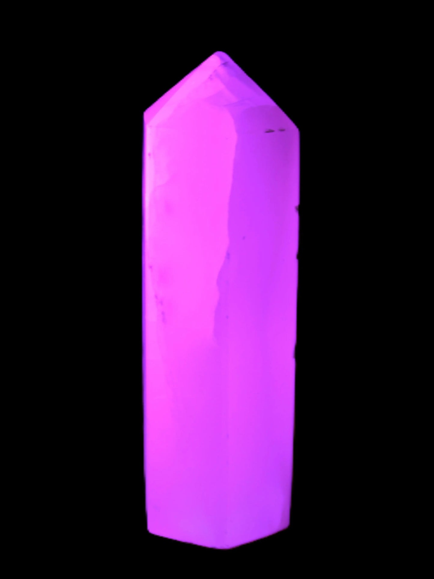 Mangano Calcite UV-reactive obelisk 92mm 157g Rocks and Things