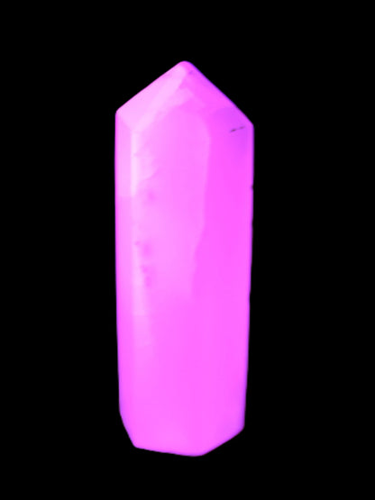 Mangano Calcite UV-reactive obelisk 92mm 157g Rocks and Things