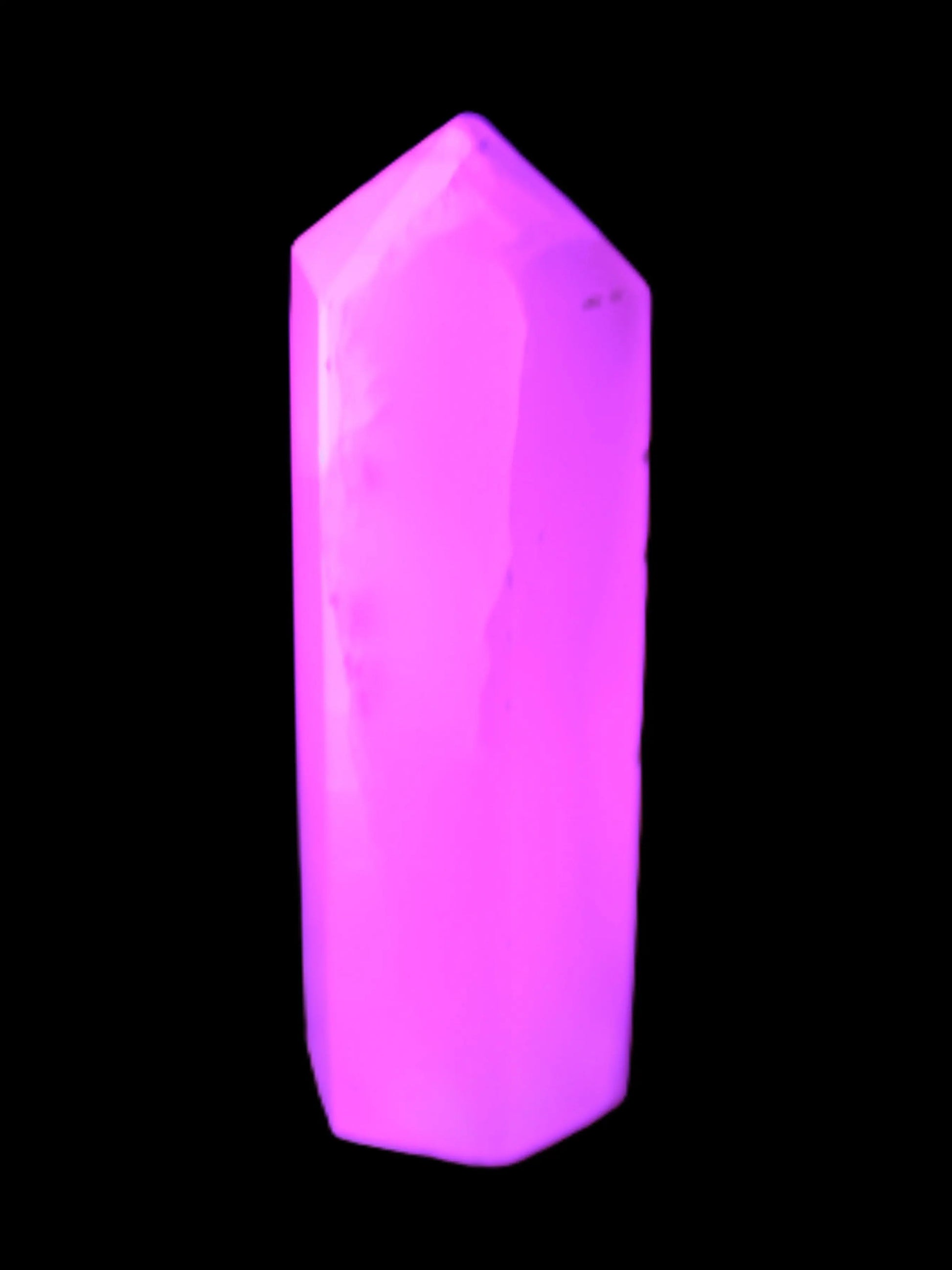 Mangano Calcite UV-reactive obelisk 92mm 157g Rocks and Things